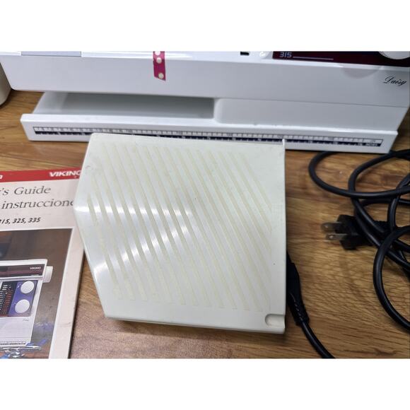 Husqvarna Viking Daisy 315 Sewing Machine Tested w/ Pedal Manuals & Case Sweden - Picture 6 of 11